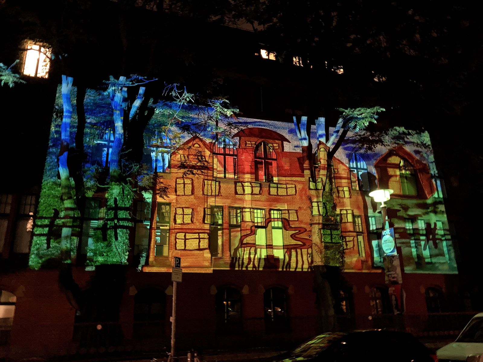 Festival of Lights, Projektion der Bilder aus dem Offenen Atelier auf die Fassade des St. Hedwig Krankenhauses, September 2021