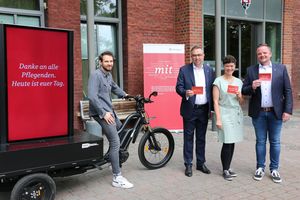 Danke sagen am Tag der Pflege: Hauptgeschäftsführer Karsten Honsel, Stationsleiterin Annika Barthmus und stv. Pflegedirektor Tobias Wünnemann mit dem Fahrer Philipp, der in den nächsten beiden Tagen mit seinem LED-Bike die Kampagne "mit" in Münster sichtbar macht. 