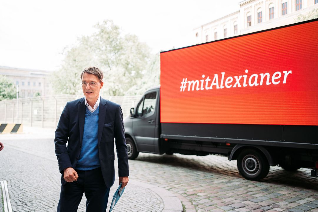 Bundesgesundheitsminister Prof. Dr. Karl Lauterbach vor dem Alexianer-Truck in Berlin. Auf der Veranstaltung des Pflegenetzwerk Deutschland sprach nach dem Minister unsere Stationsleitung Marie Sohn. Foto: Michael Hübner 