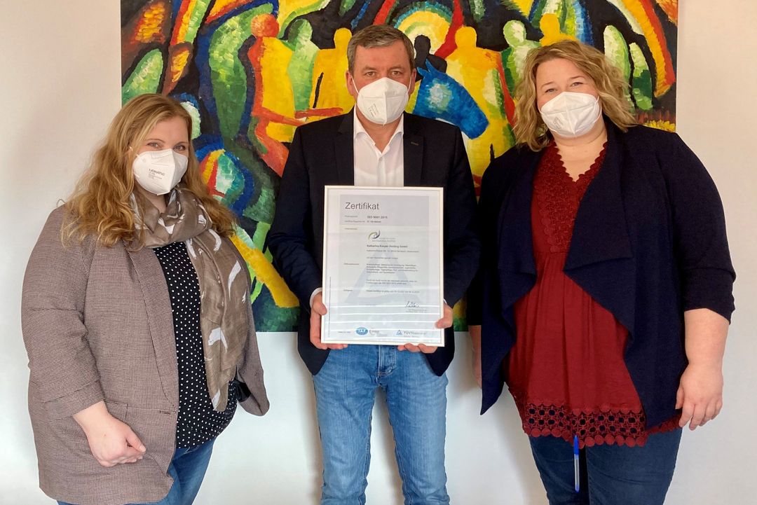 Manfred Sunderhaus (Geschäftsführer DGKK, Mitte), mit Johanna Ziebakowski (links) und Stefanie Gries (beide Abteilung Qualitätsmanagement), freut sich über das TÜV-Zertifikat.