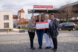 Spendenübergabe der Firma BSK Immobilien in Höhe von 1000 Euro für die Kunsttherapie im Alexianer Krankenhaus Hedwigshöhe