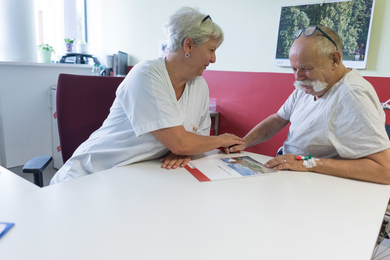 Im Aufnahmebüro vor der Aufnahme in der Klinik für Geriatrie