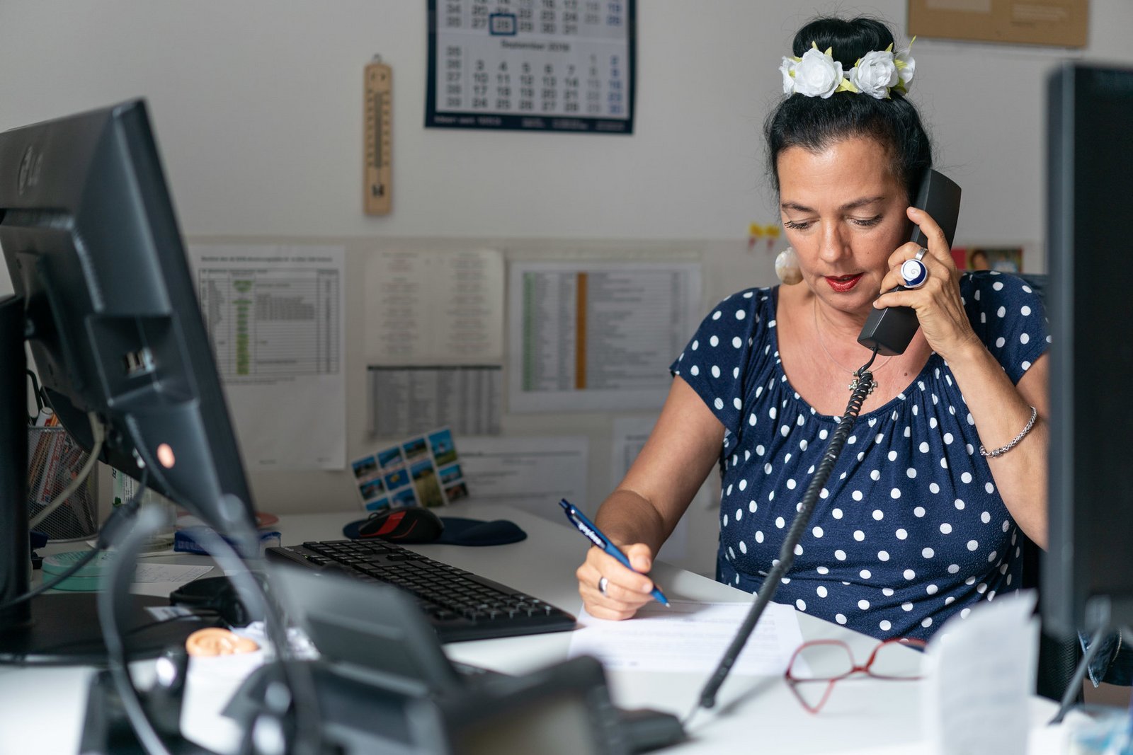 Mitarbeiterin Bewerbermanagement am Telefon