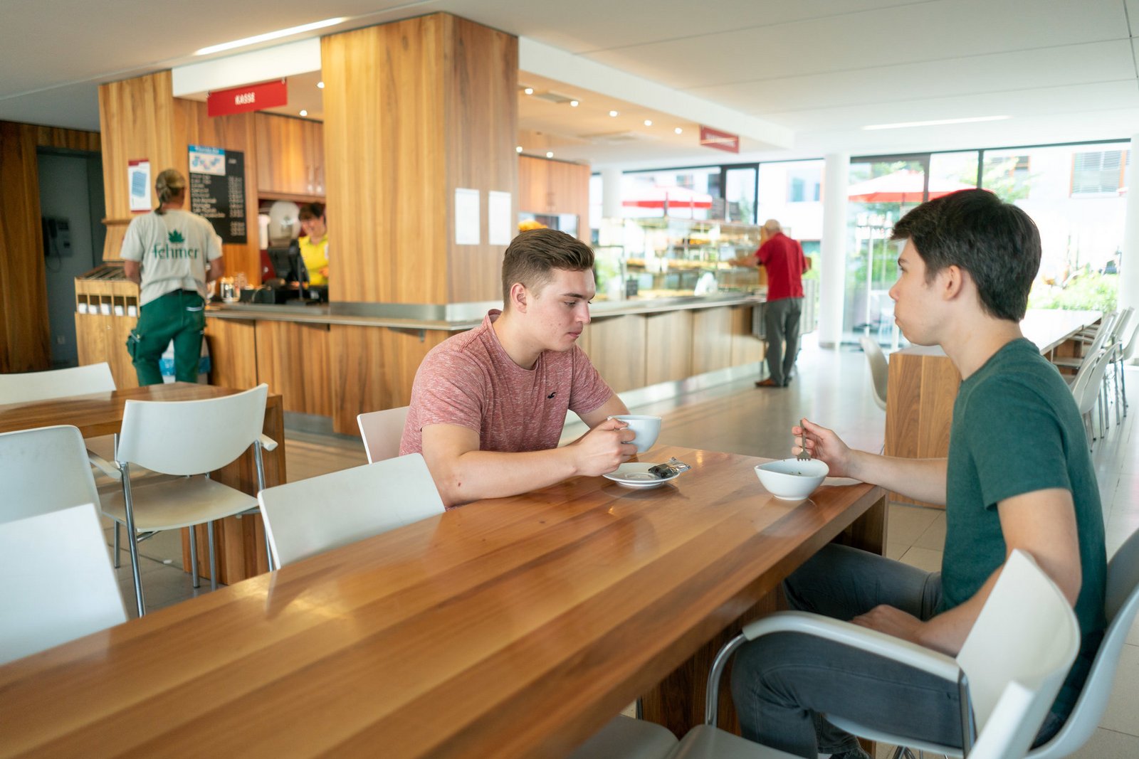 Besucher beim Kaffeetrinken in der Cafeteria