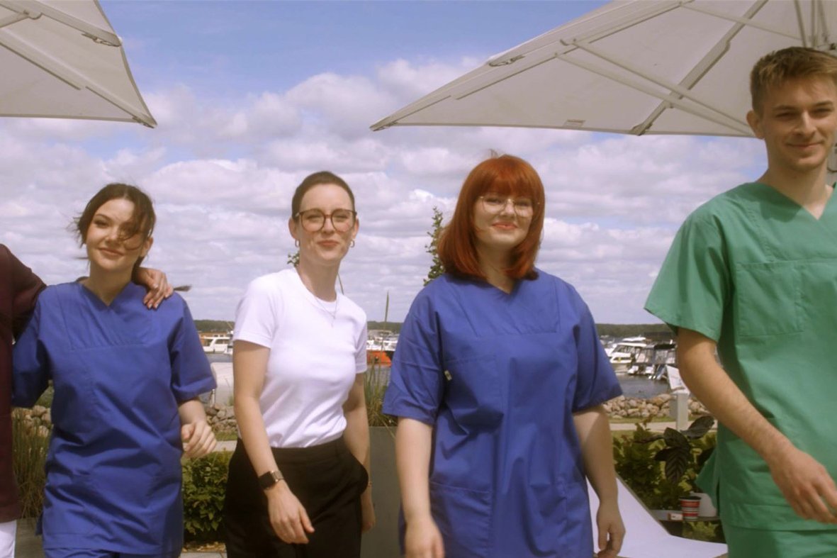 Junge Pflegende werben für eine Pflegeausbildung bei der Alexianer Gesundheitsakademie in Berlin
