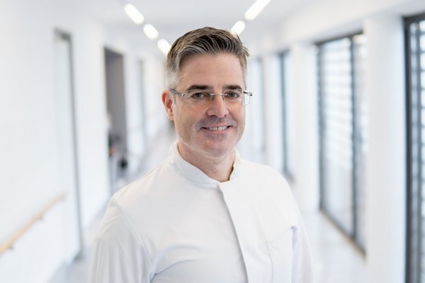 Hier steht ein Foto eines Mitarbeitenden mit dem Namen Dr. med. Jan Röhl.