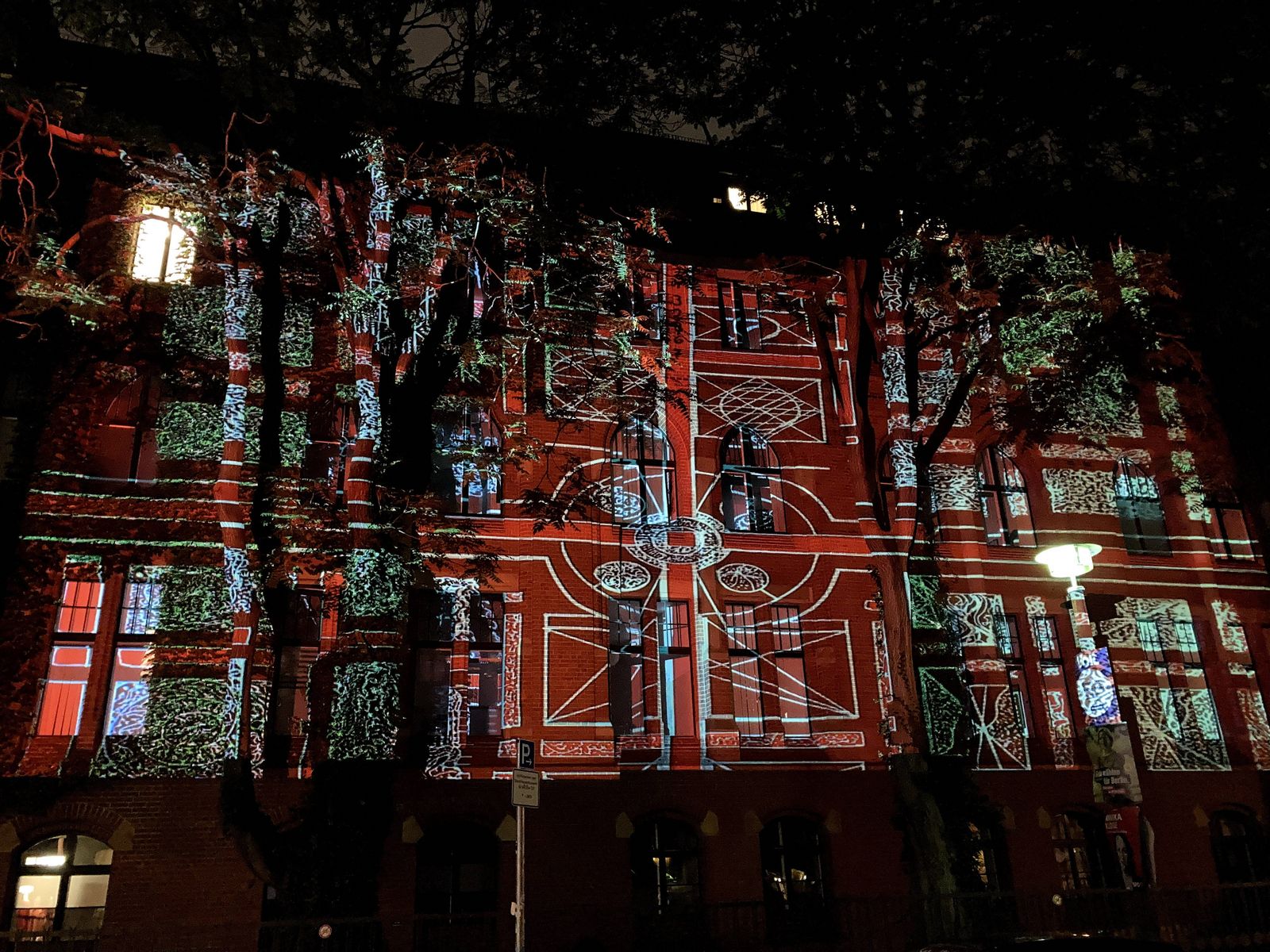 Festival of Lights, Projektion der Bilder aus dem Offenen Atelier auf die Fassade des St. Hedwig Krankenhauses, September 2021