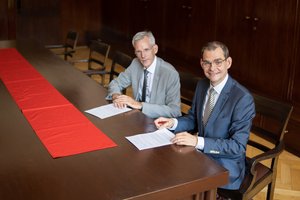 Verstärkte Zusammenarbeit von Charité und Alexianer St. Hedwig Kliniken Berlin. Prof. Dr. Martin E. Kreis, Vorstand Krankenversorgung der Charité, und Alexander Grafe, Regionalgeschäftsführer der Alexianer St. Hedwig Kliniken Berlin GmbH, trafen am 8. September in Berlin für die Unterzeichnung zusammen.