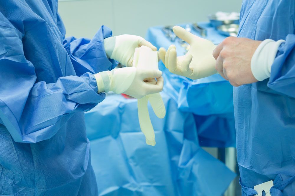 Vorbereitung einer Gelenkspiegelung (Arthoskopie) im Operationssaal
