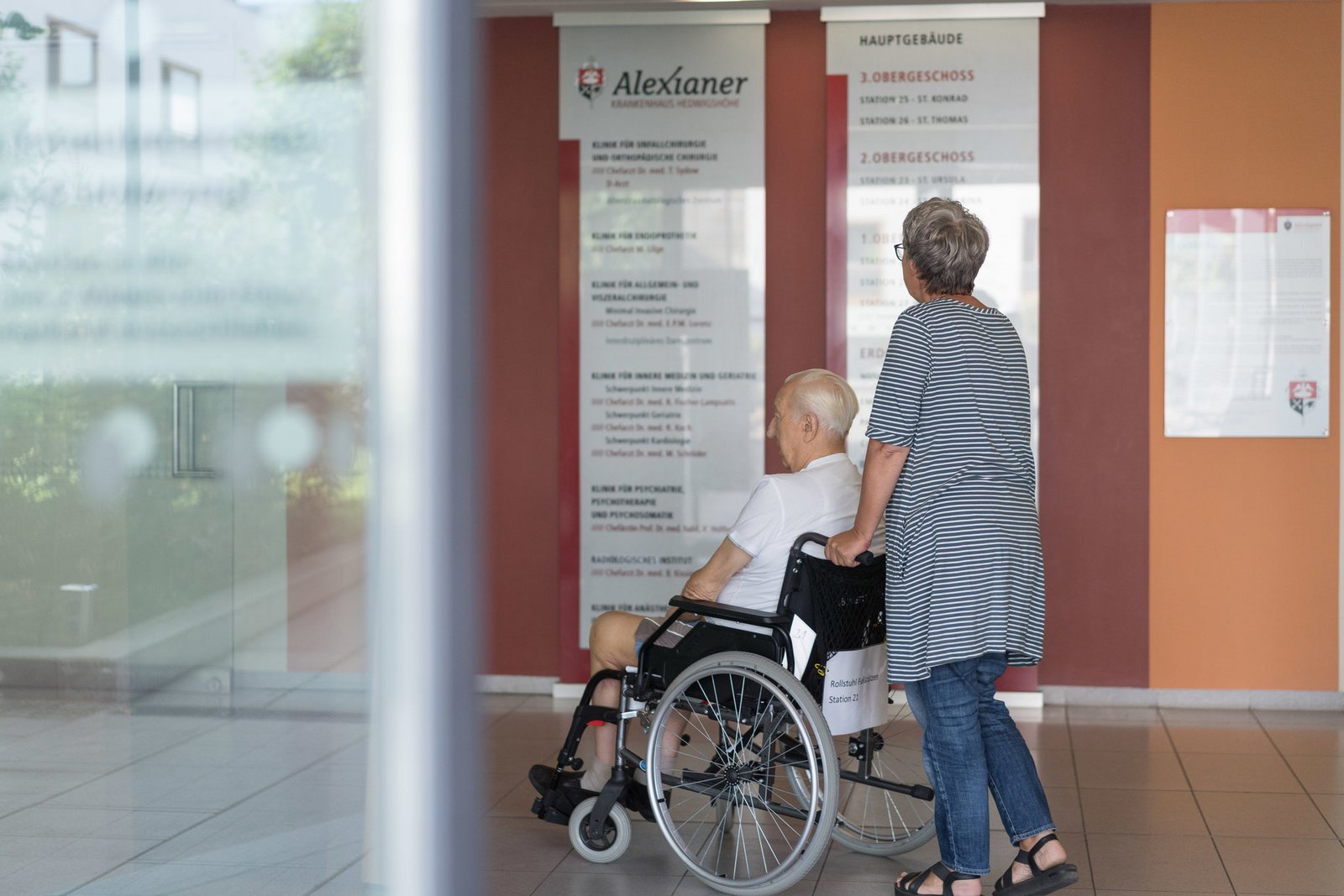 Patient und Angehörige in der Klinik für Geriatrie 