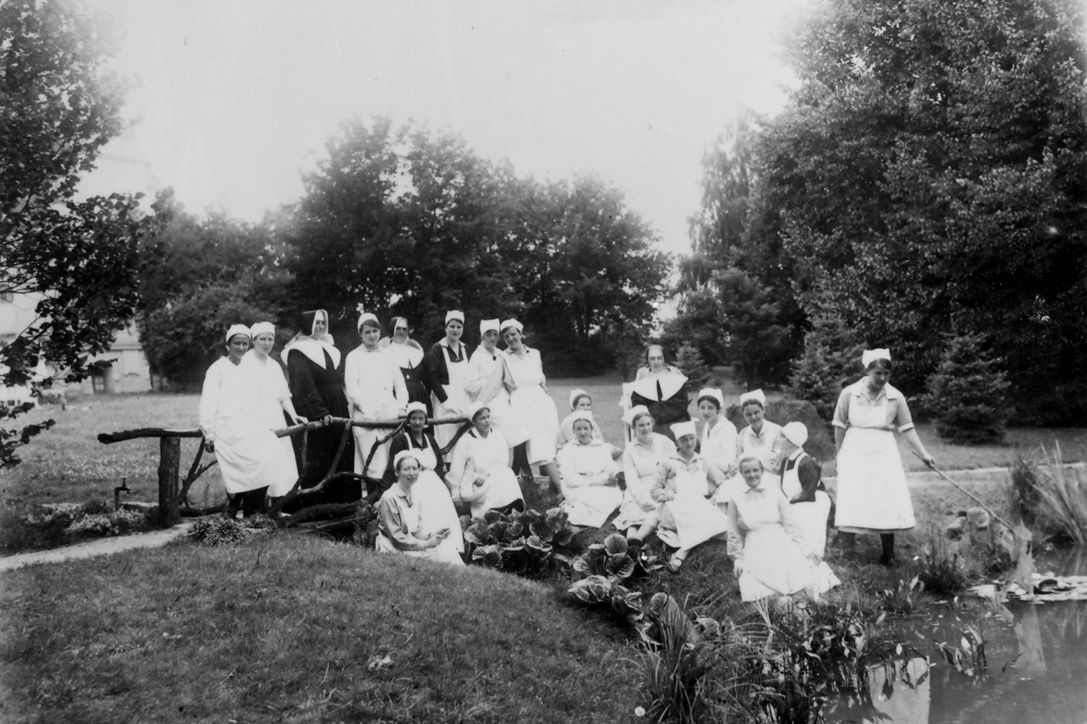 Ordensschwestern und Krankenschwestern aus dem St. Hedwig-Krankenhaus beim Betriebsausflug im Krankenhaus Hedwigshöhe am Goldfischteich, um 1927