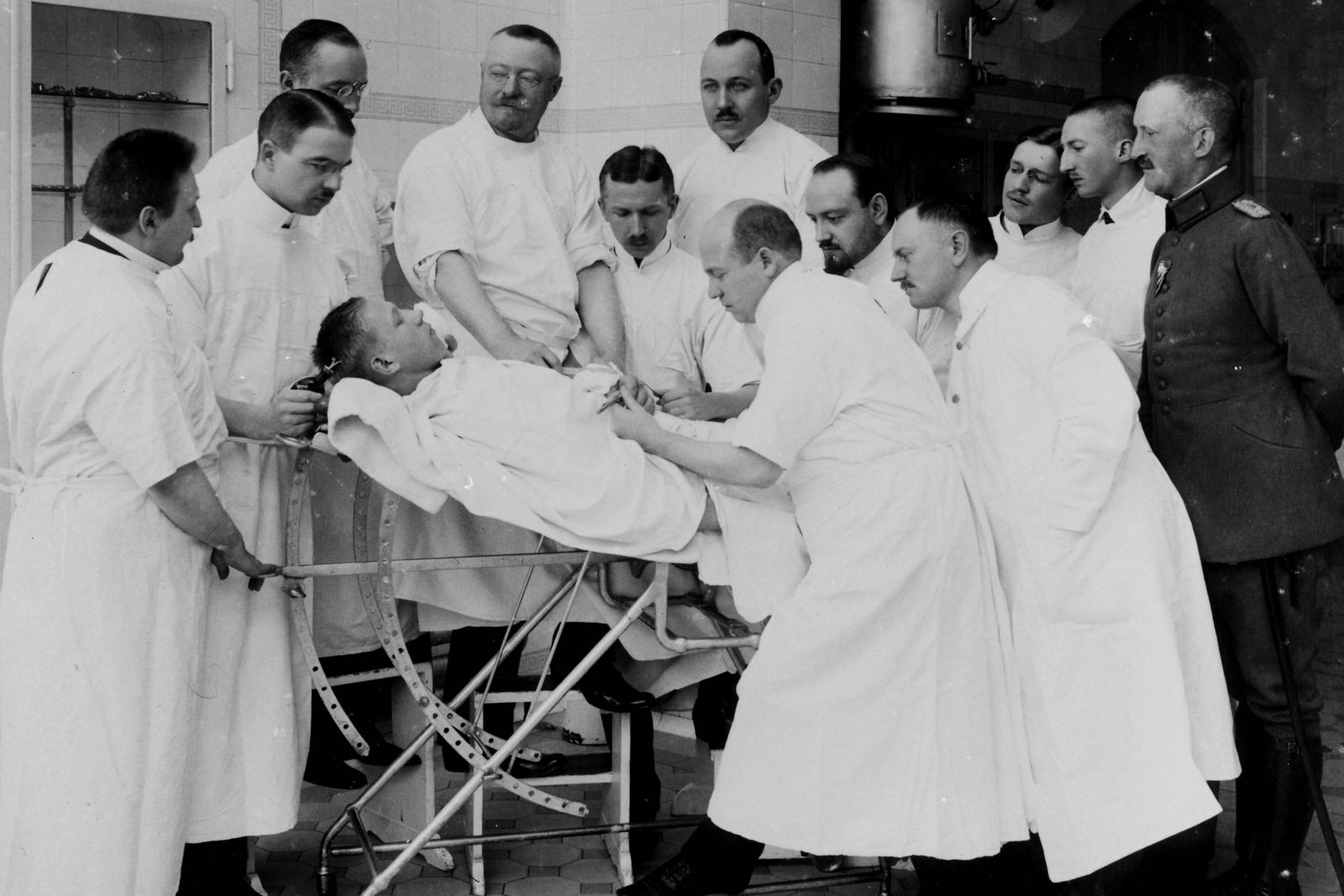 Demonstration einer Blinddarmoperation durch Professor D. Josef Rotter (4. von links), um 1921