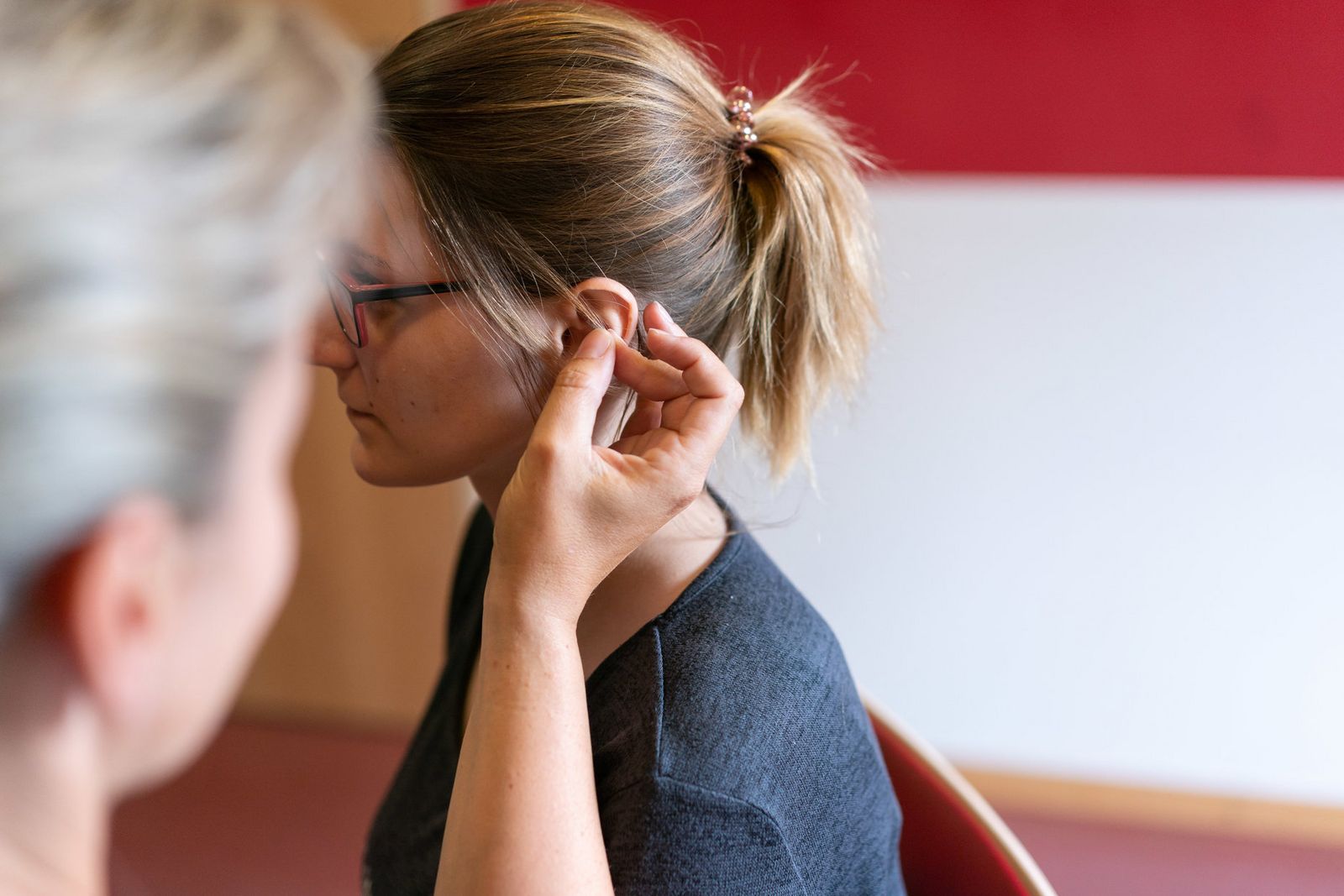 Die Akupunktur am Ohr wird von einer spezialisierten Gesundheits- und Krankenpflegerin durchgeführt.