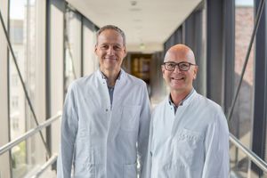 Neue Chefärzte im Alexianer St. Hedwig-Krankenhaus in der Klinik für Urologie: Professor Dr. Steffen Weikert und Dr. Christian Klopf