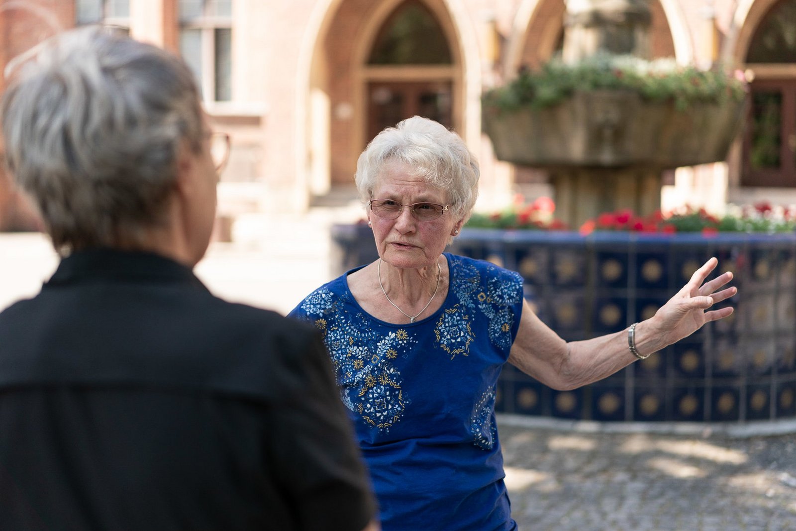 Ehrenamtliche Mitarbeiterin im Gespräch mit einer Patientin