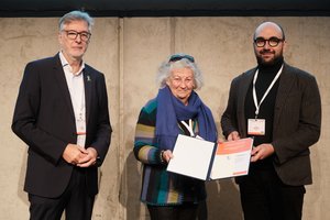 V. l. n. r.: Prof. Dr. med. Arno Deister (Vorstandsmitglied DGPPN), Alexandra von Gersdorff, Dr. Ivan Nenchev; Copyright: DGPPN/Ken Busley