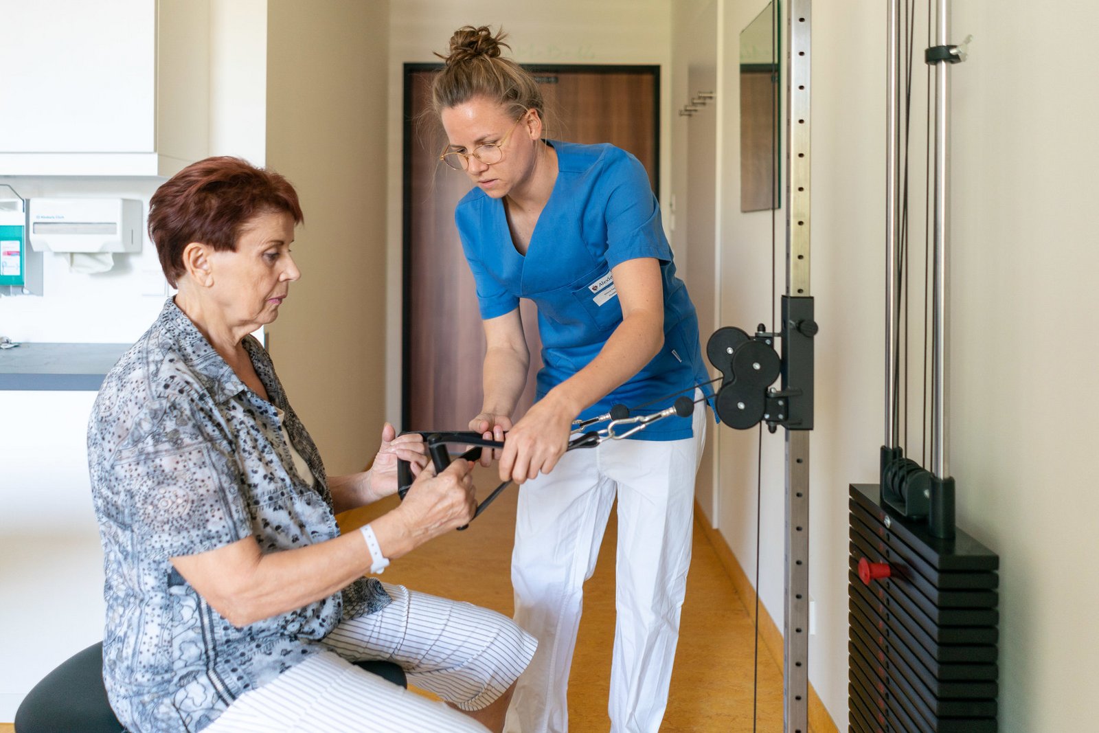 Physiotherapeutische Anwendung in der Klinik für Geriatrie