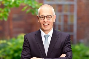 Hier ist ein Foto von Dr. Hermann-Josef Tebroke zu sehen