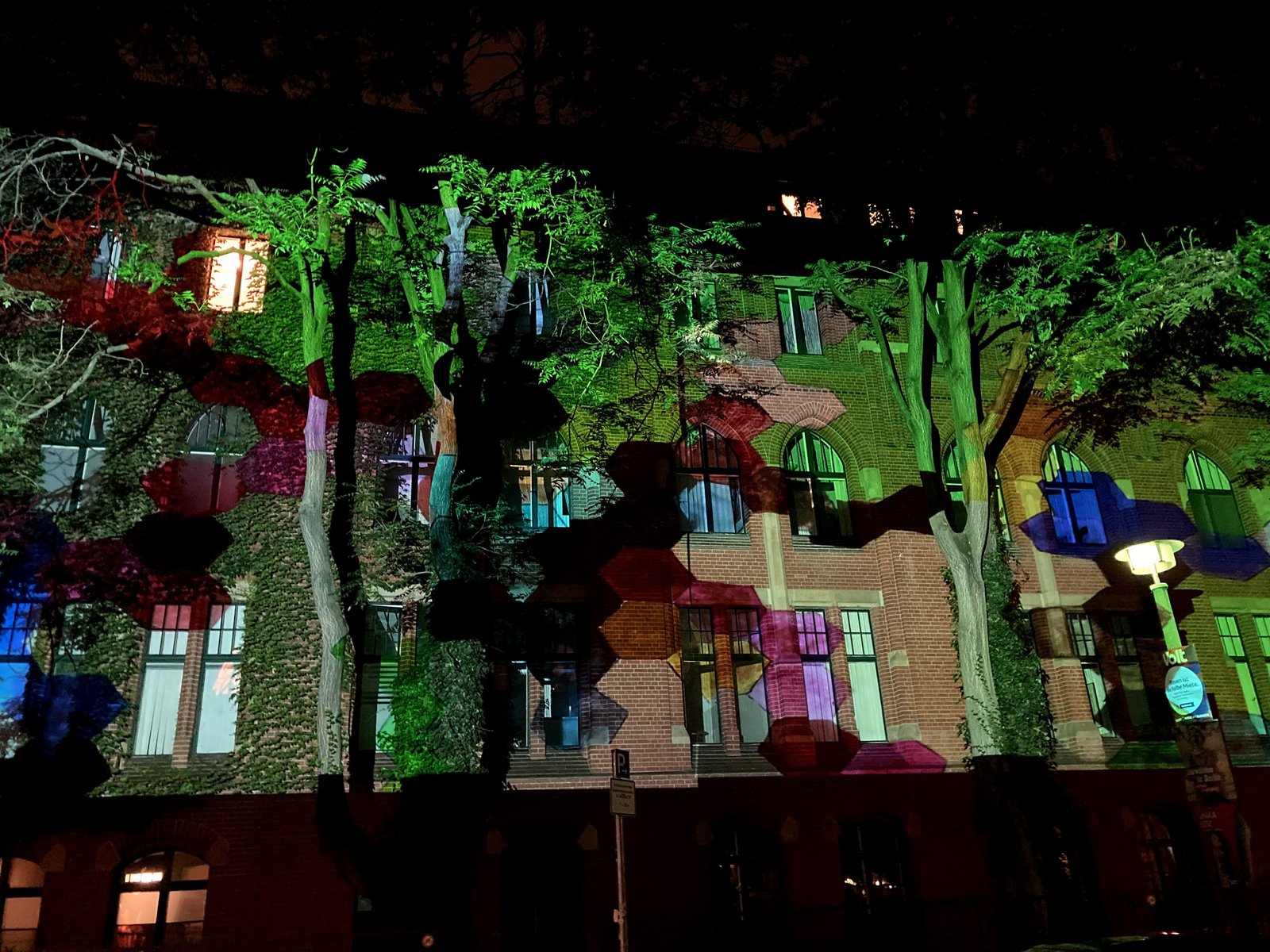 Festival of Lights, Projektion der Bilder aus dem Offenen Atelier auf die Fassade des St. Hedwig Krankenhauses, September 2021