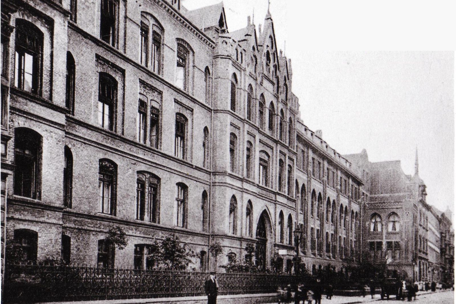 Vorderhaus im St. Hedwig-Krankenhaus, um 1900