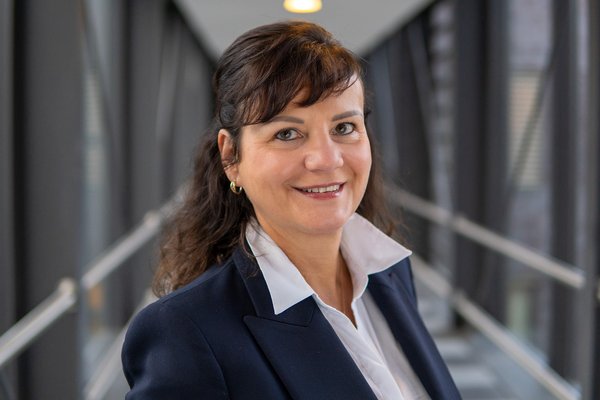 Hier steht eine Mitarbeitende mit dem Namen Sandra Zerback.