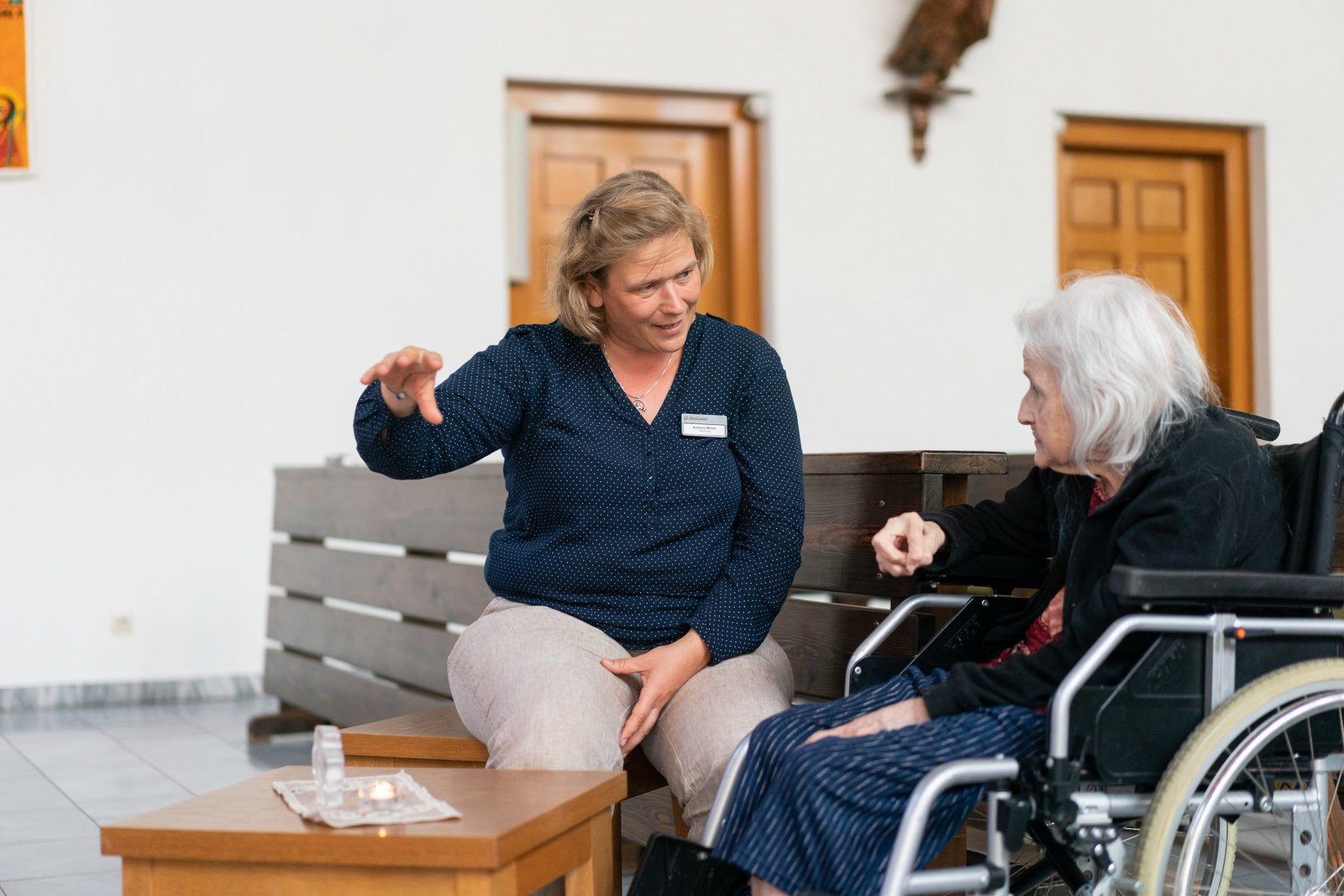 Gespräch Seelsorgerin mit Patientin in der Kapelle