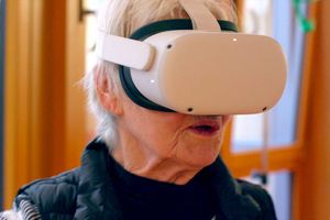 Seniorin testet eine VR-Brille