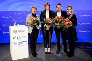 Im Rahmen des Kongresses Pflege 2019 erhielt die Stationsleiterin der geriatrischen Station im Alexianer St. Hedwig-Krankenhaus in Berlin, Marie Sohn (r.), den zweiten Preis für die praktische Realisierung eines „Konzeptes zur pflegerischen Versorgung von Menschen mit Demenz als Nebendiagnose in einem Akutkrankenhaus. © Springer Pflege / Britta Pedersen