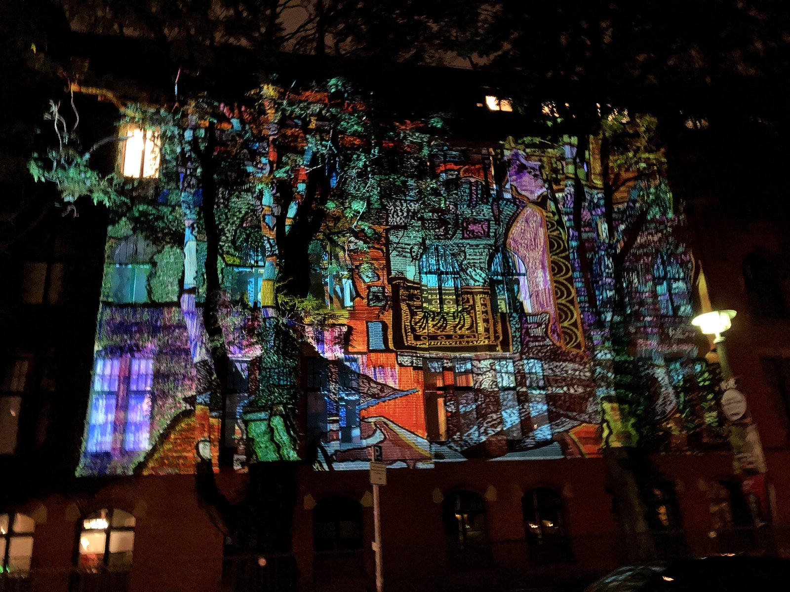 Festival of Lights, Projektion der Bilder aus dem Offenen Atelier auf die Fassade des St. Hedwig Krankenhauses, September 2021