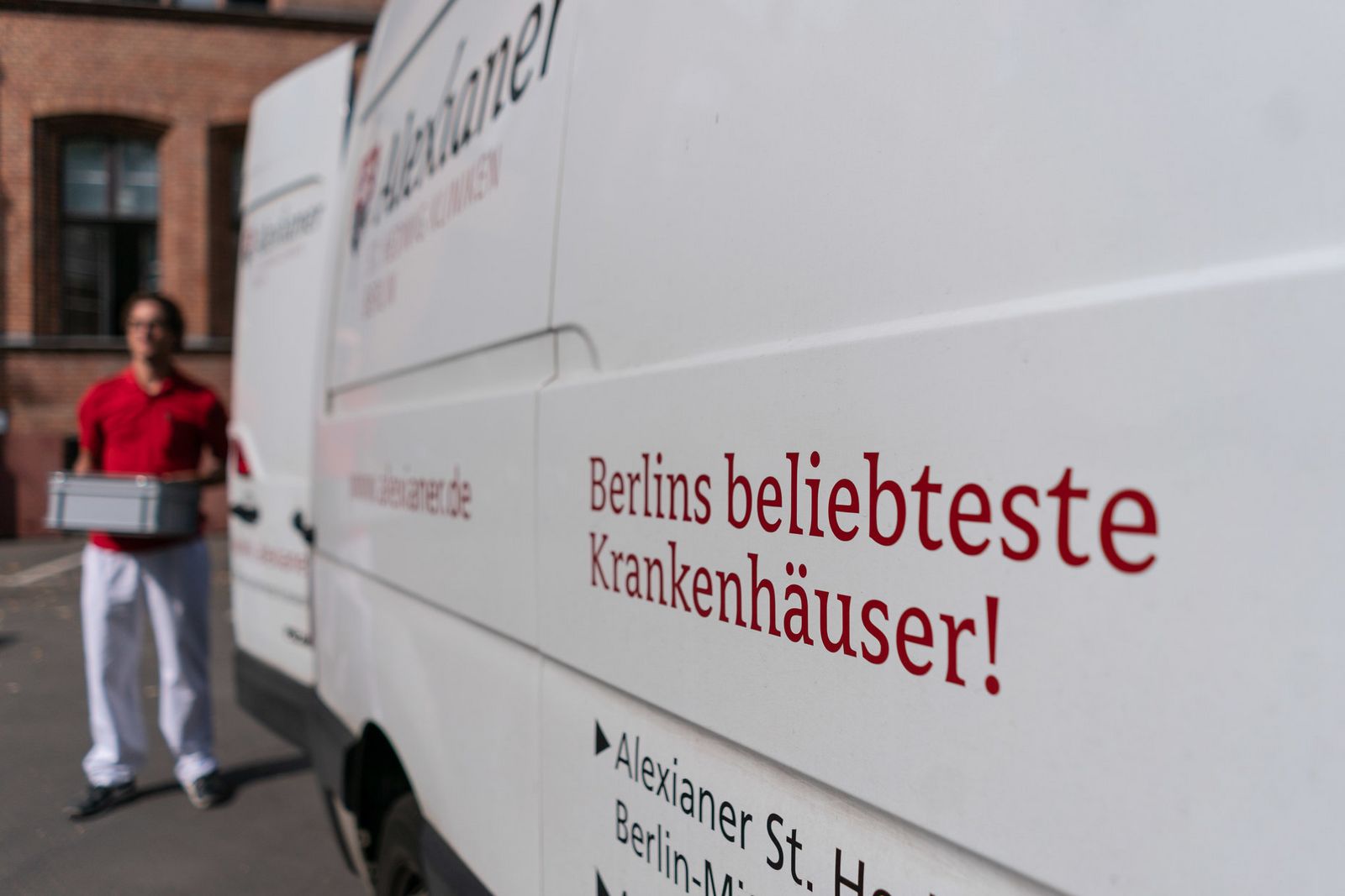 St. Hedwig-Krankenhaus: Transporter mit Schriftzug "Berlins beliebteste Krankenhäuser"