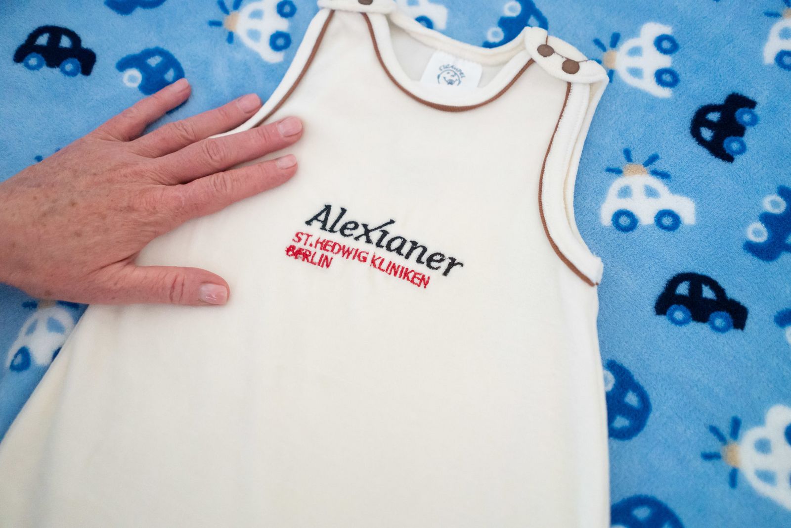 Babystrampler mit Alexianerschriftzug