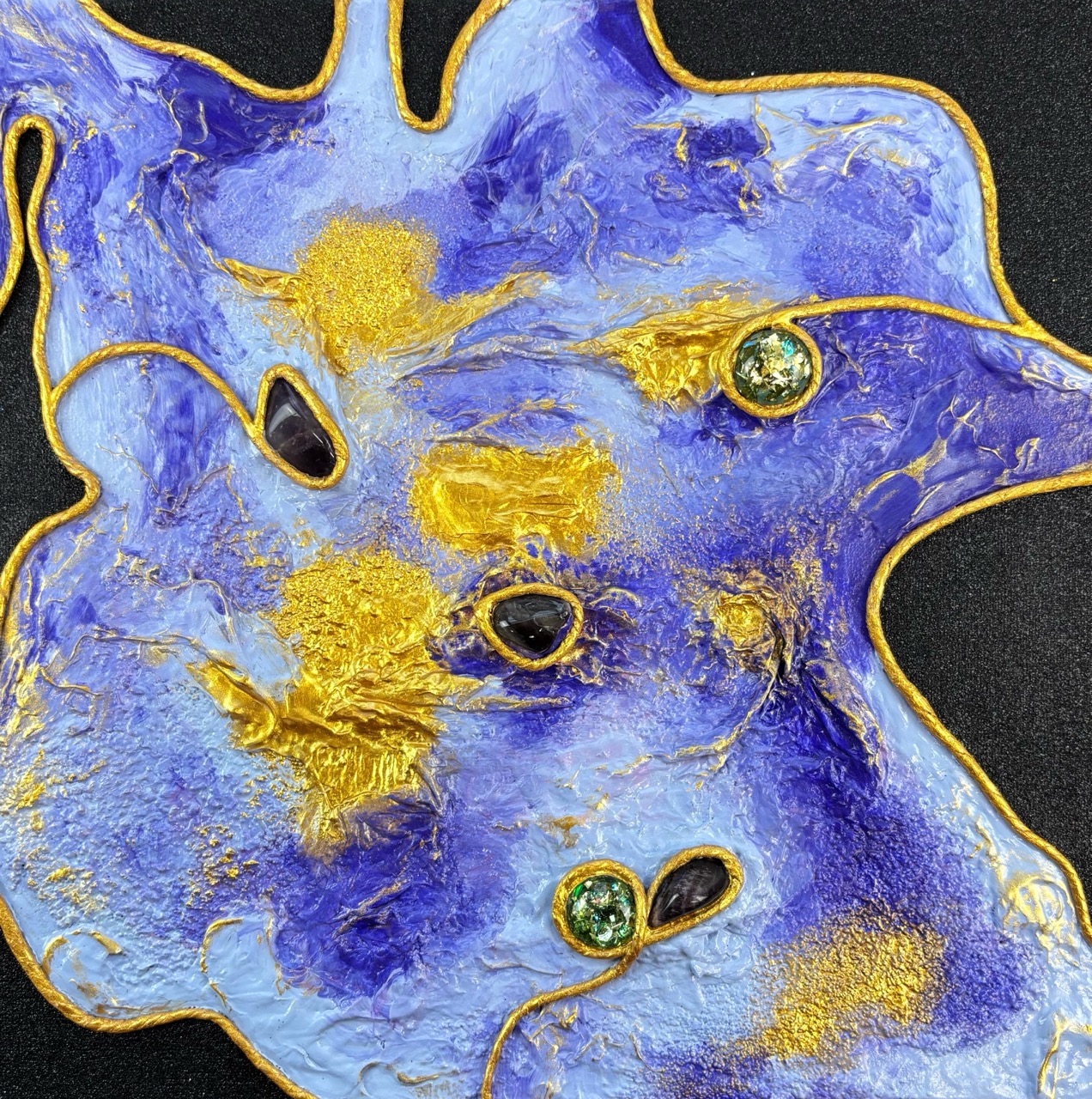 Hadcat – Ruf der Freiheit: Nummer 1.1, 2025 – Wand- und Acrylfarbe, Resin- und Trommelsteine, Sand, Strukturpaste, Verpackungsschnur, Papier UV-Acryllack auf Leinwand, 29 × 29 cm